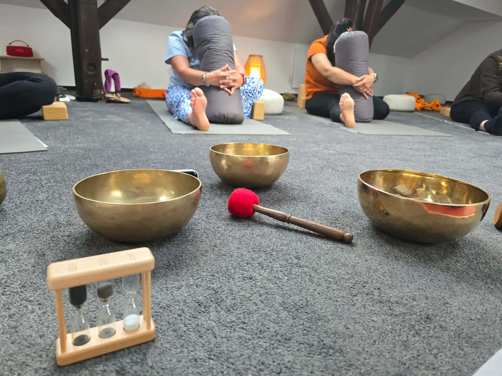 Home Personal Yoga in ruhiger Atmosphäre