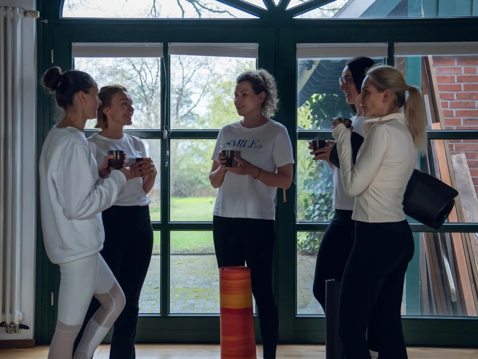 Home Lachyoga und Bewegung bei einem Gruppenevent