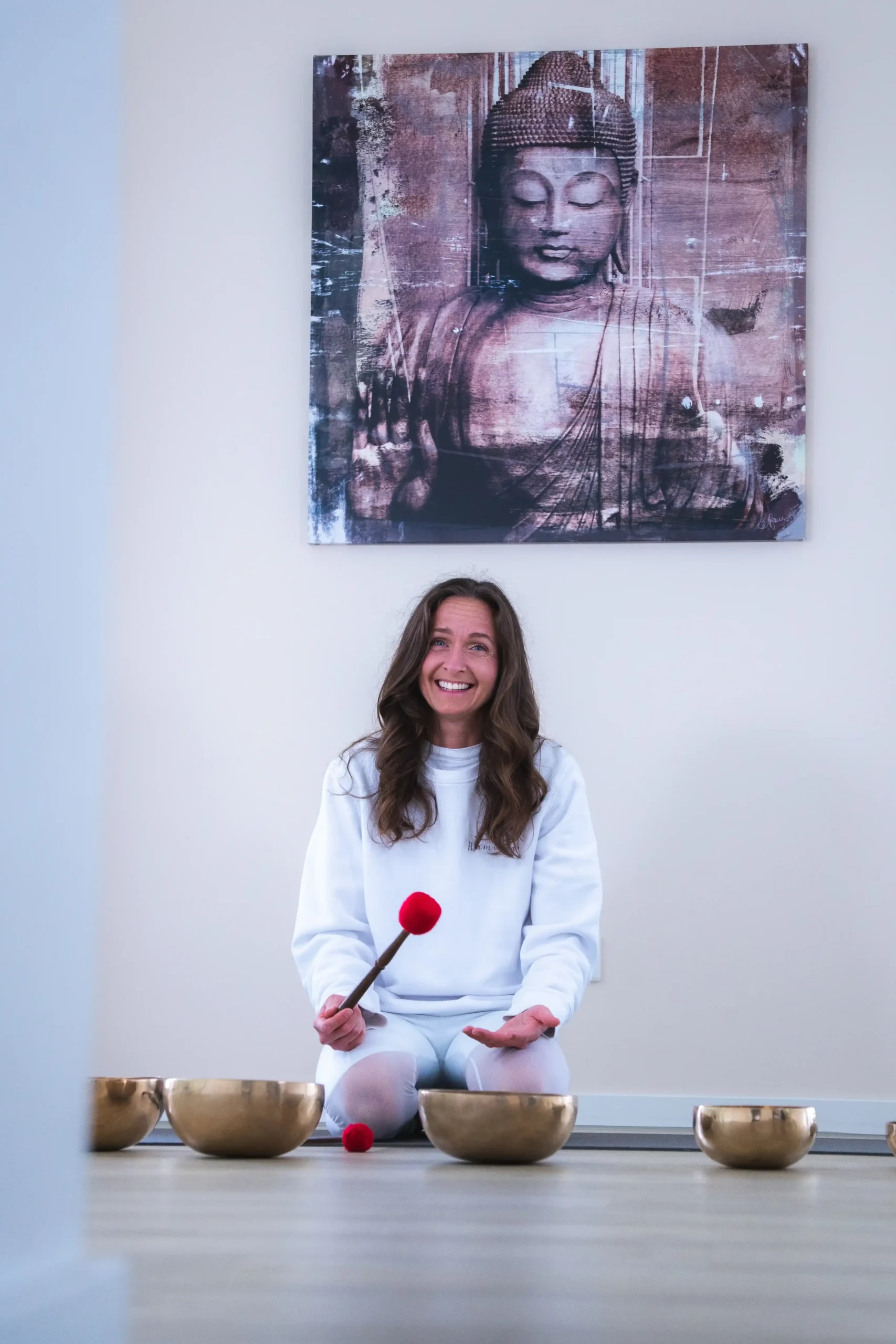 Ruhige Yoga-Praxis mit Klangschalen und Yogamatte